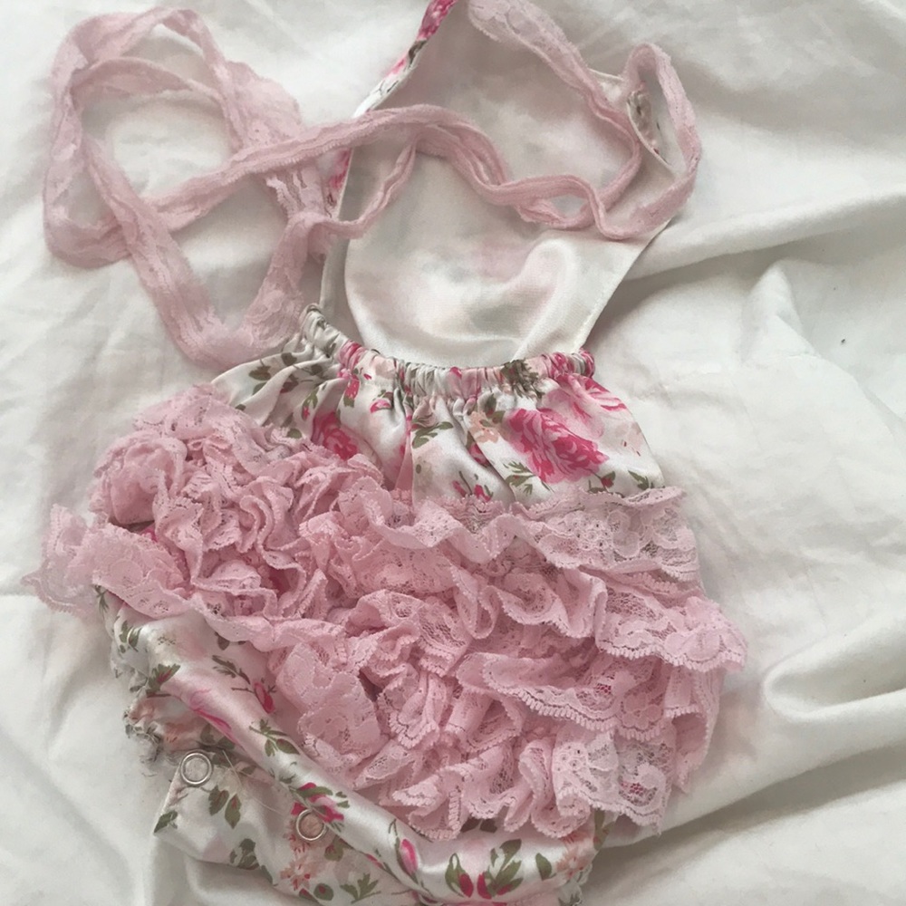 Adorable lace romper perfect for pictures 💗💕